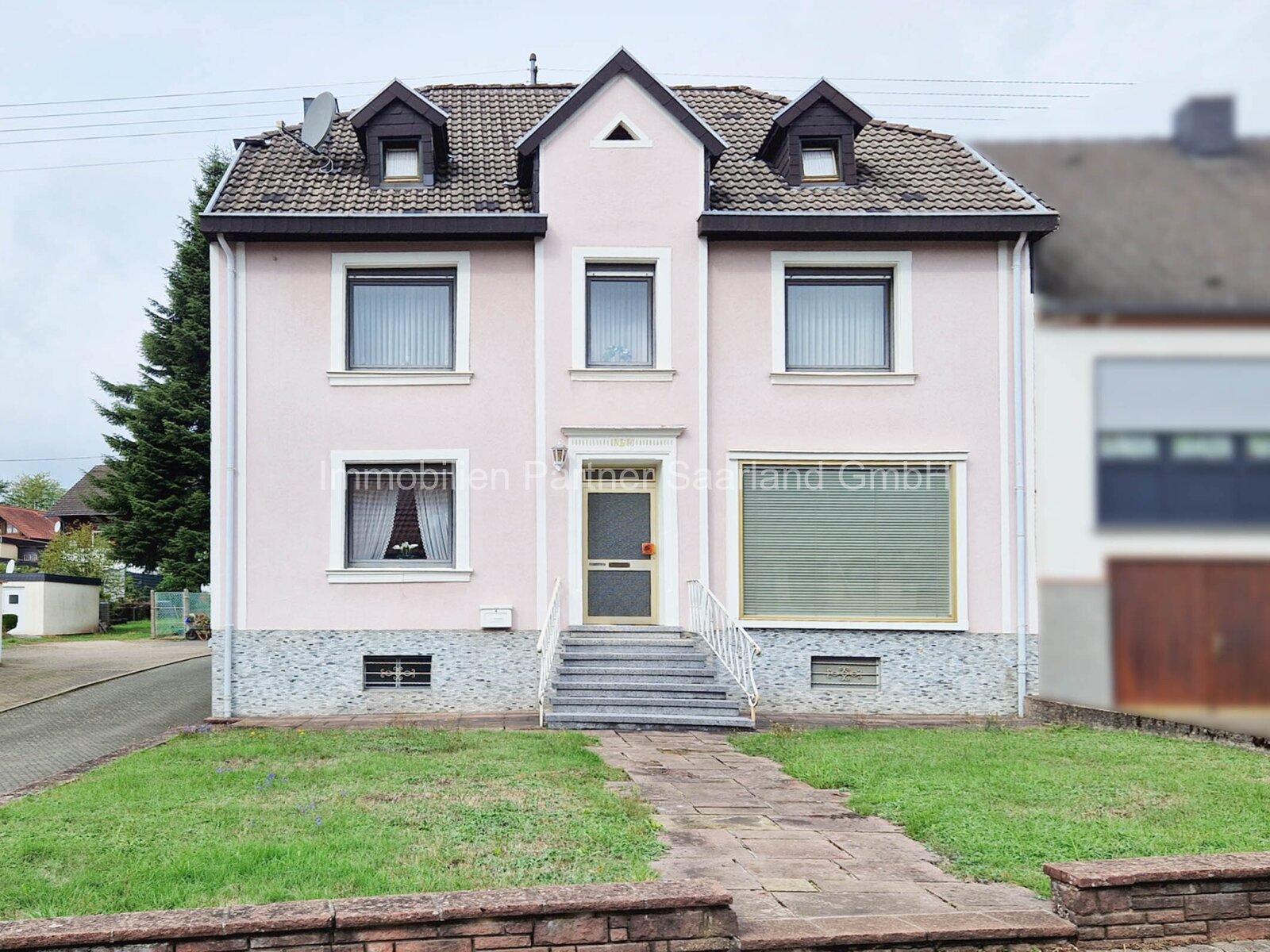 Einfamilienhaus plus Nebengebäude 