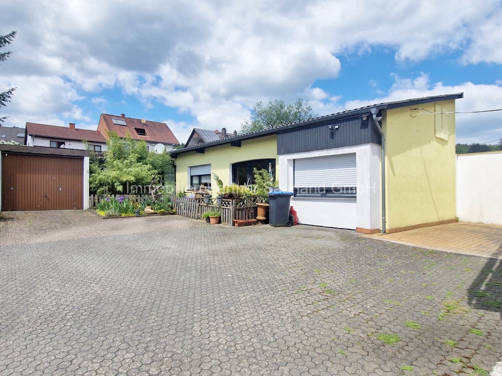 Einfamilienhaus plus Nebengebäude