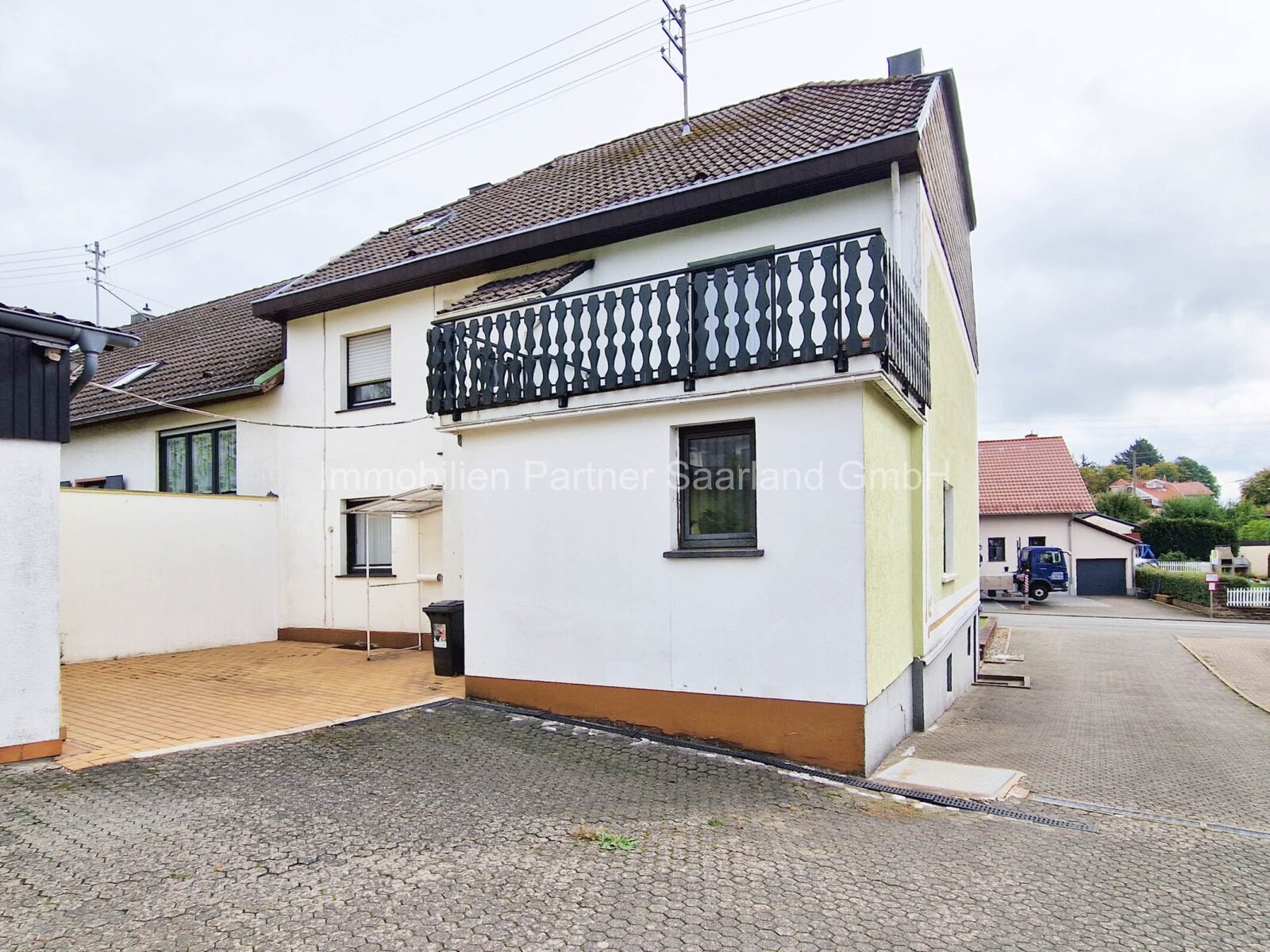 Einfamilienhaus plus Nebengebäude