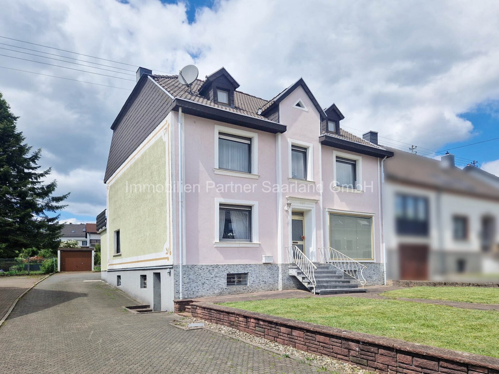 Einfamilienhaus plus Nebengebäude