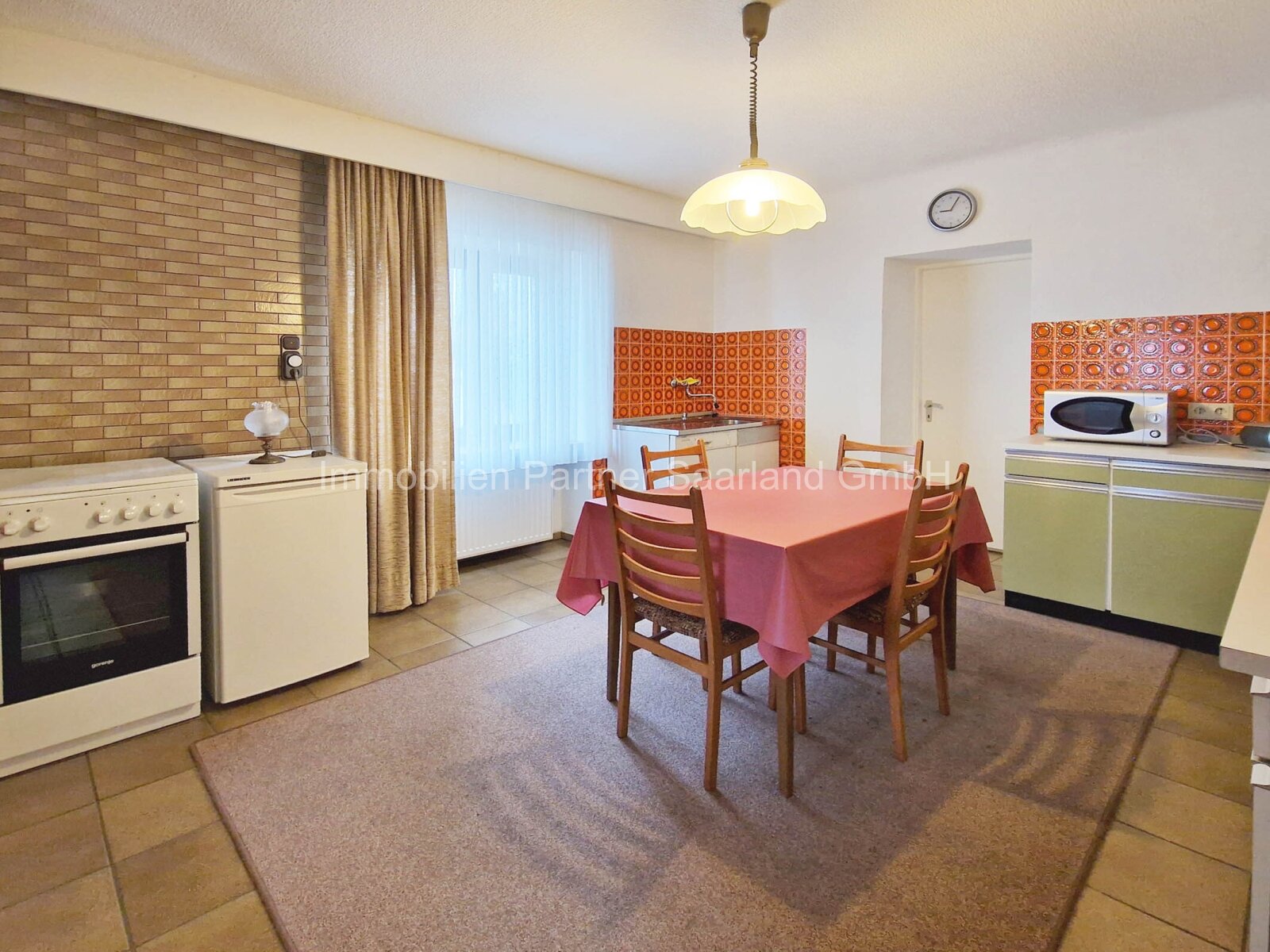 Einfamilienhaus plus Nebengebäude