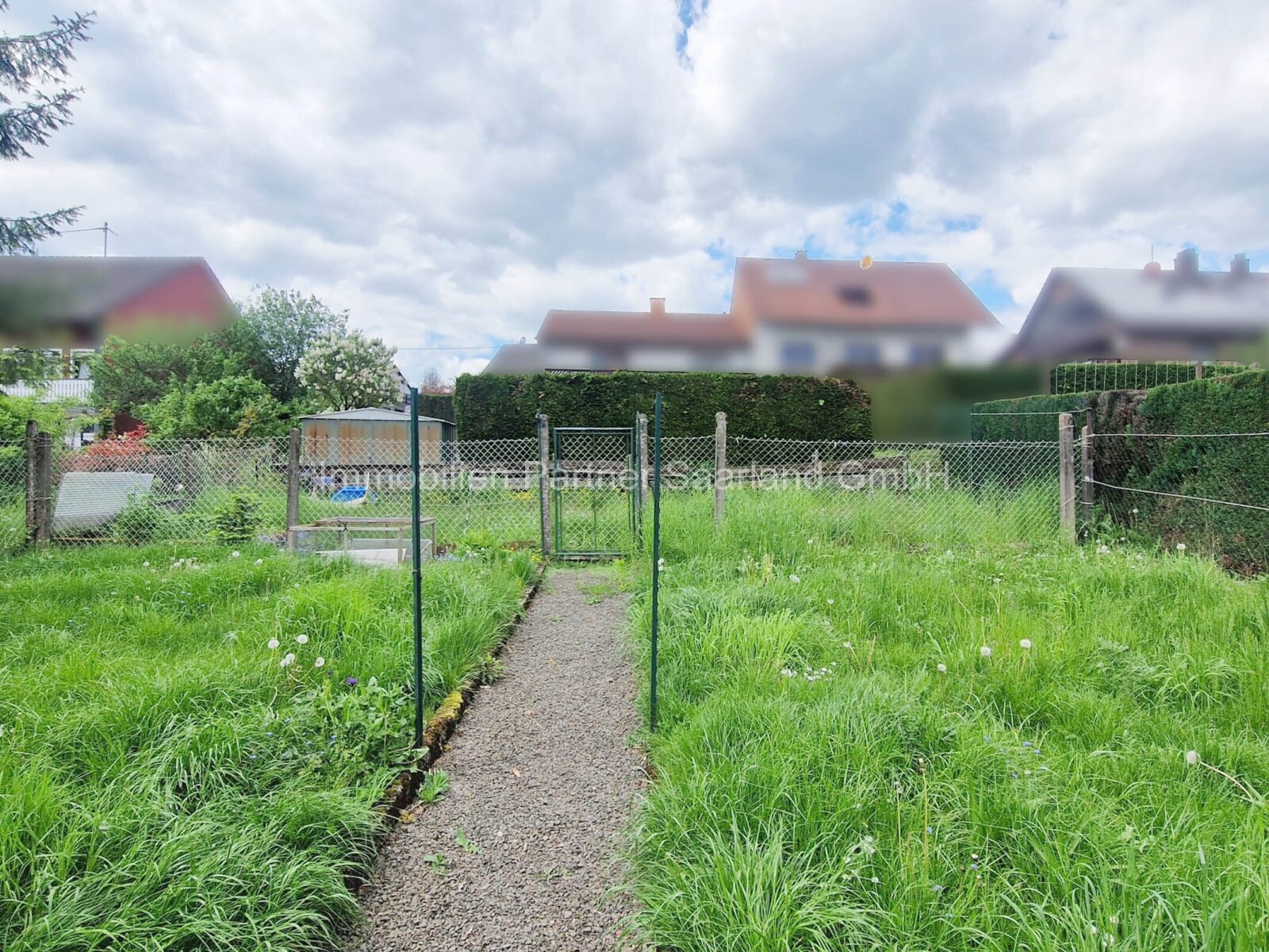 Einfamilienhaus plus Nebengebäude