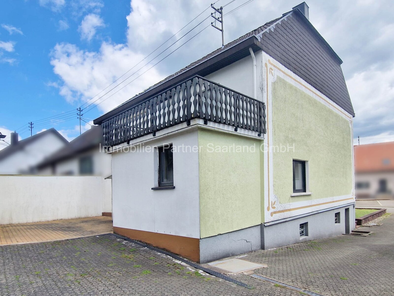 Einfamilienhaus plus Nebengebäude