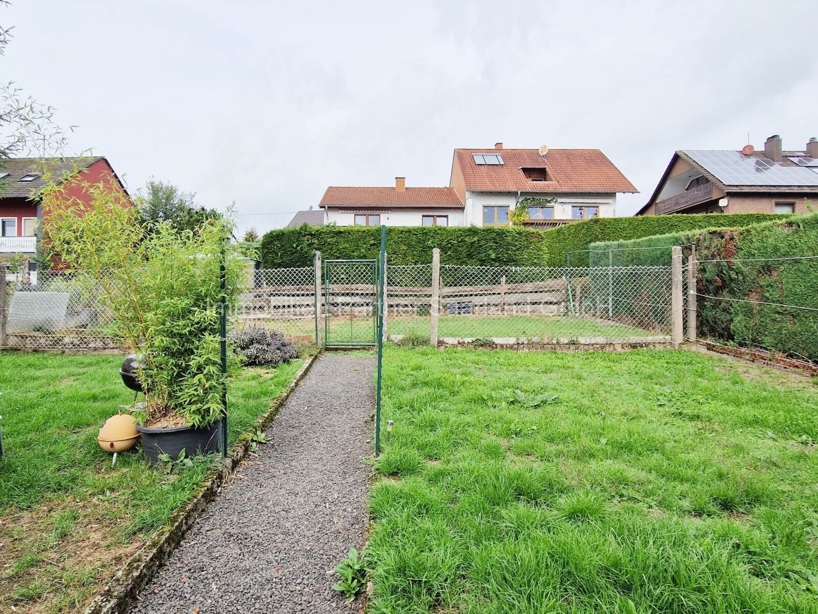 Einfamilienhaus plus Nebengebäude