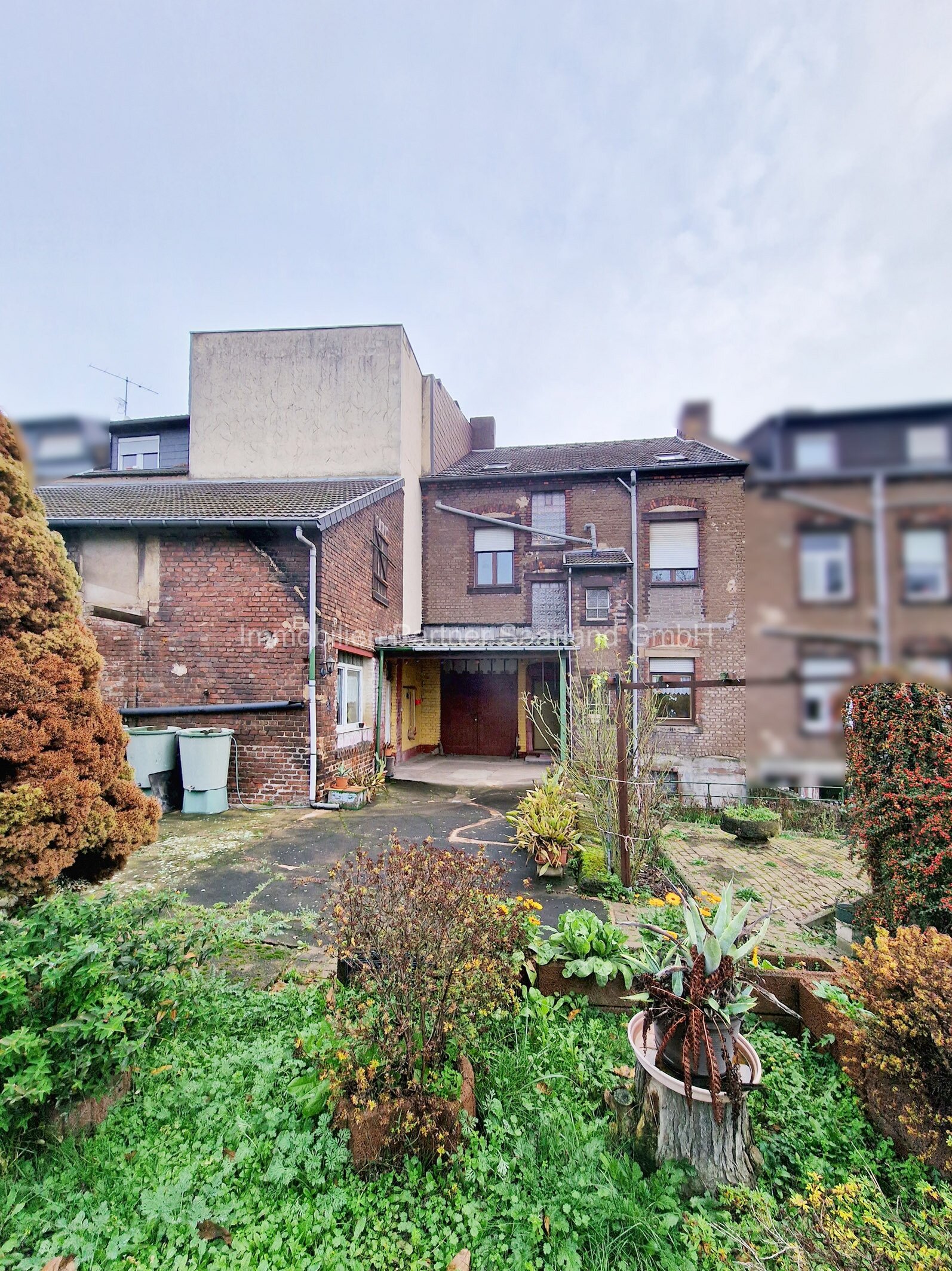 Renovierungsbedürftiges Reihenmittelhaus in VK