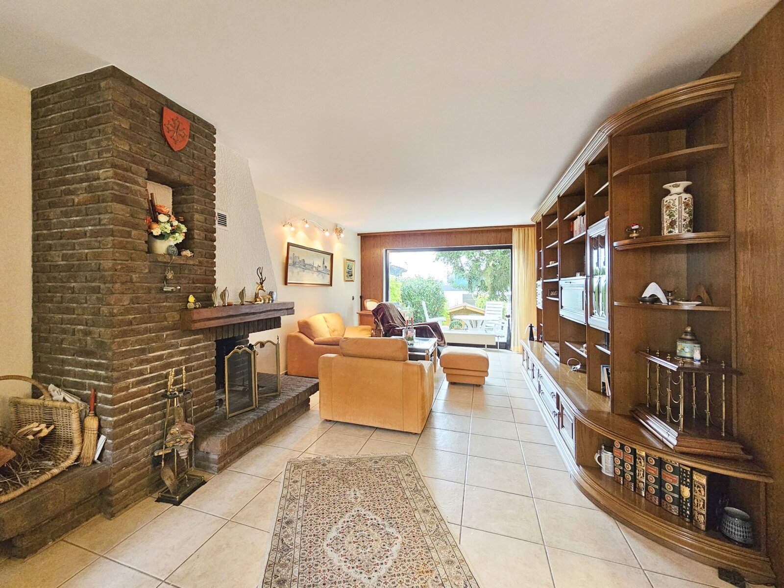 Wohnbereich mit Zugang zur Terrasse und Garten EG