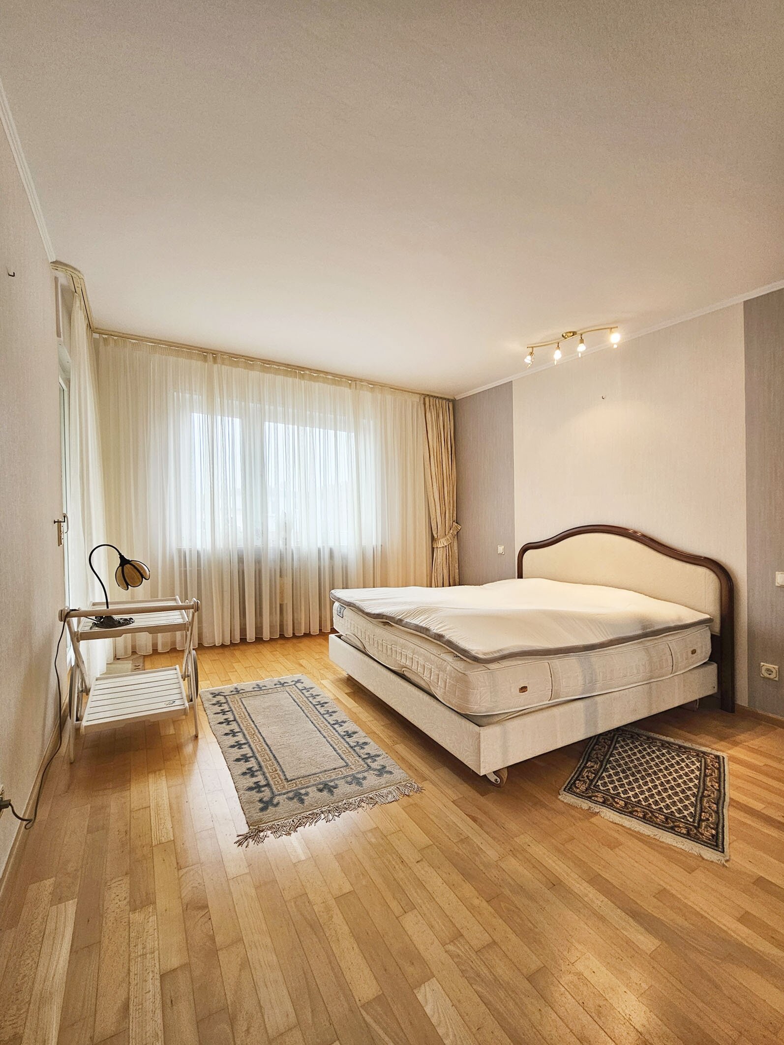 Zimmer mit Zugang zur Terrasse und Garten EG