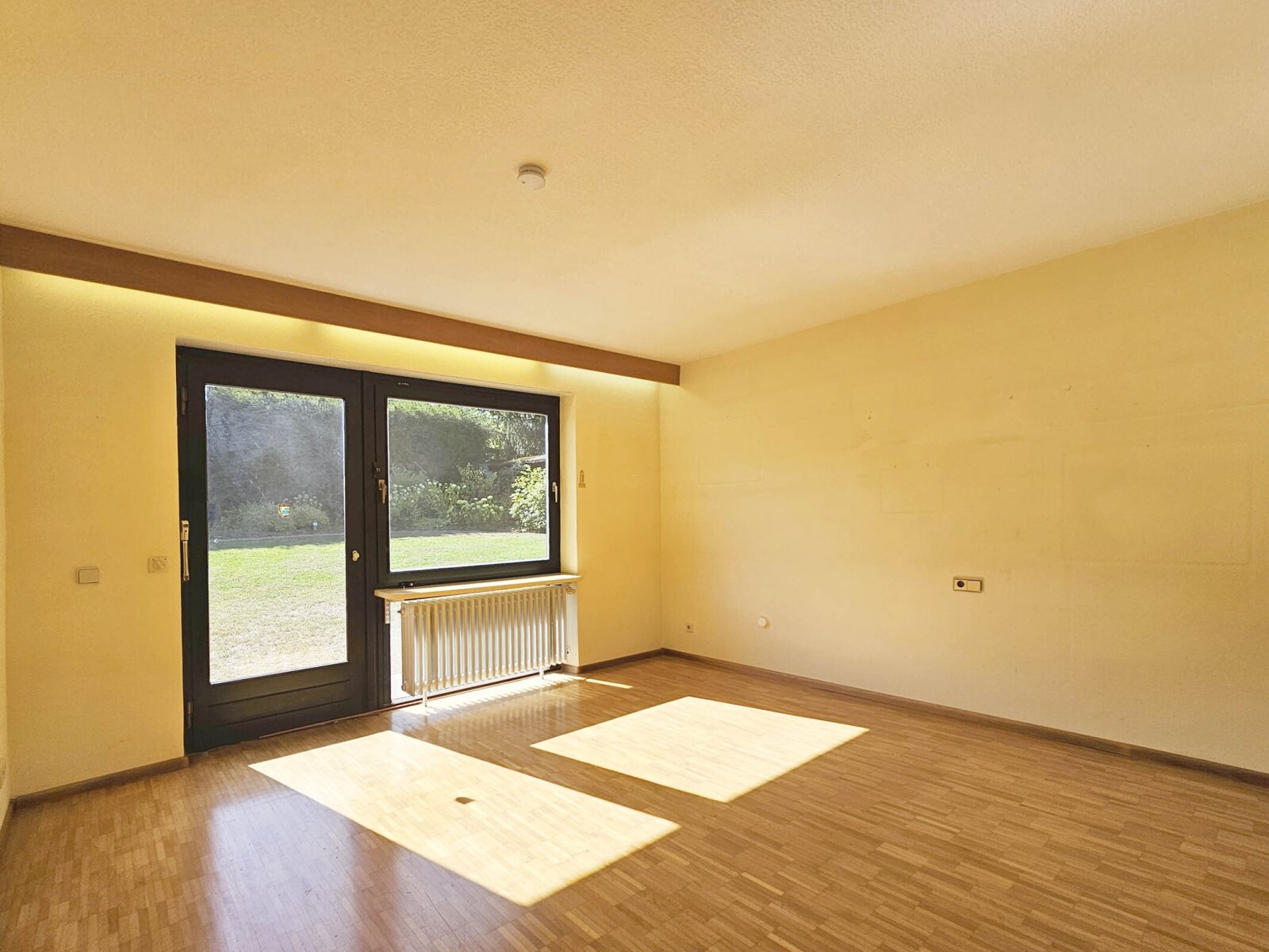 Zimmer mit Zugang zur Terrasse und Garten