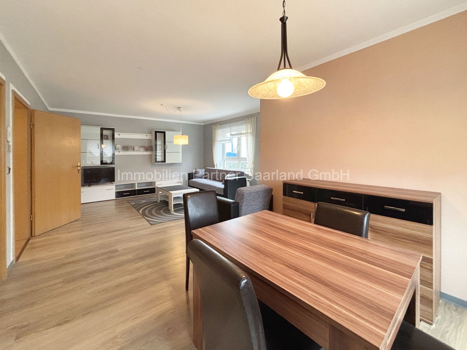 Wohn-Essbereich mit Zugang zum Balkon