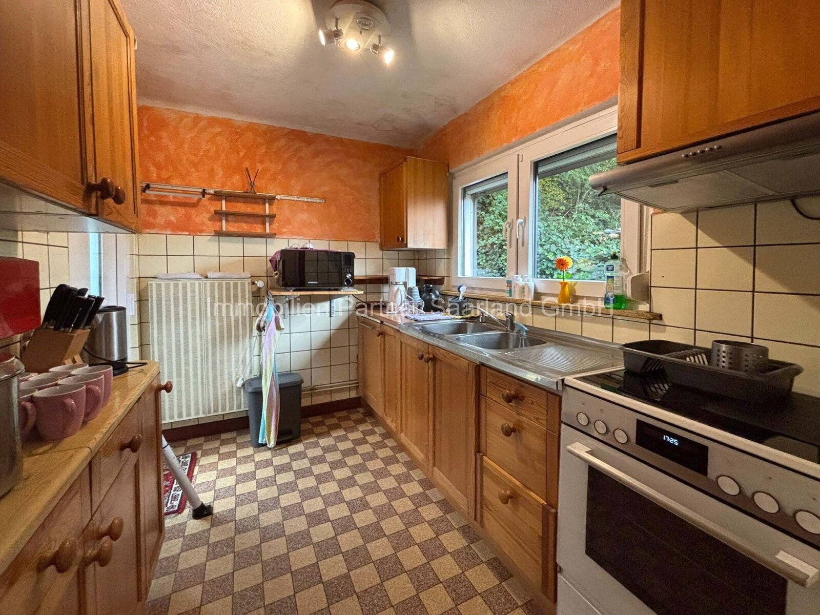 Küche mit Zugang zur Terrasse und Garten Erdgeschoss