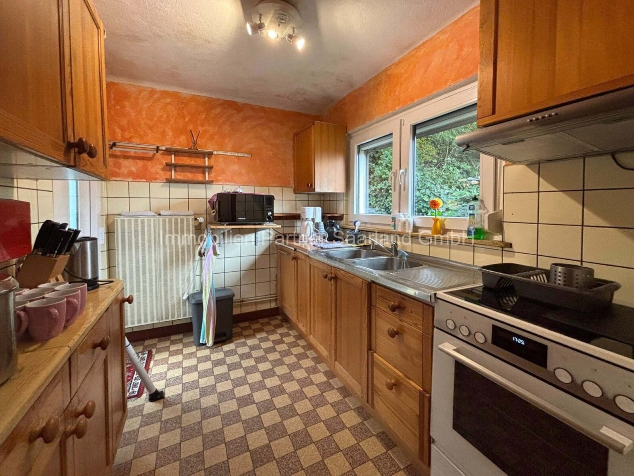 Küche mit Zugang zur Terrasse und Garten Erdgeschoss