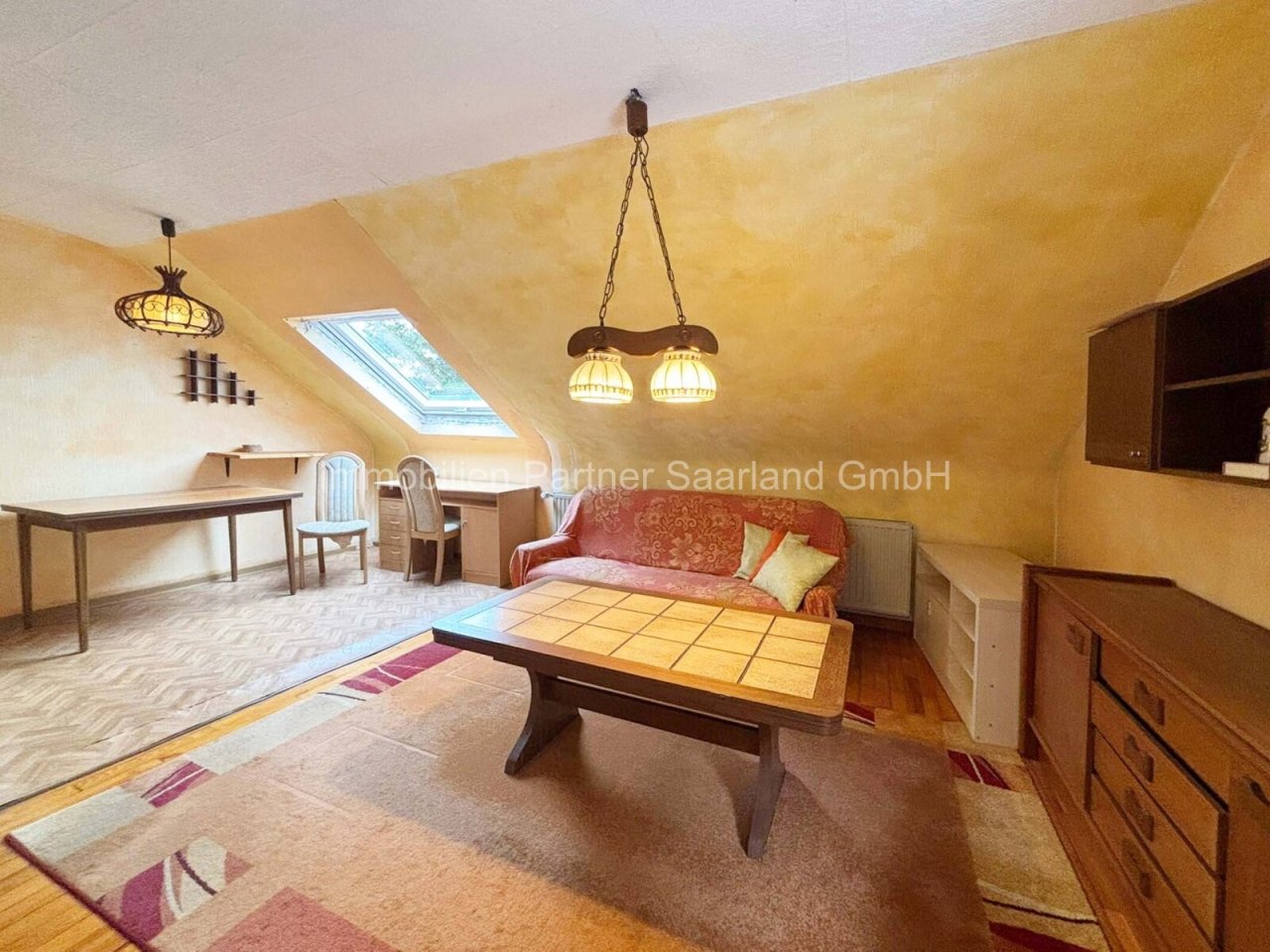 Wohn-Essbereich mit Zugang zum Balkon Dachgeschoss