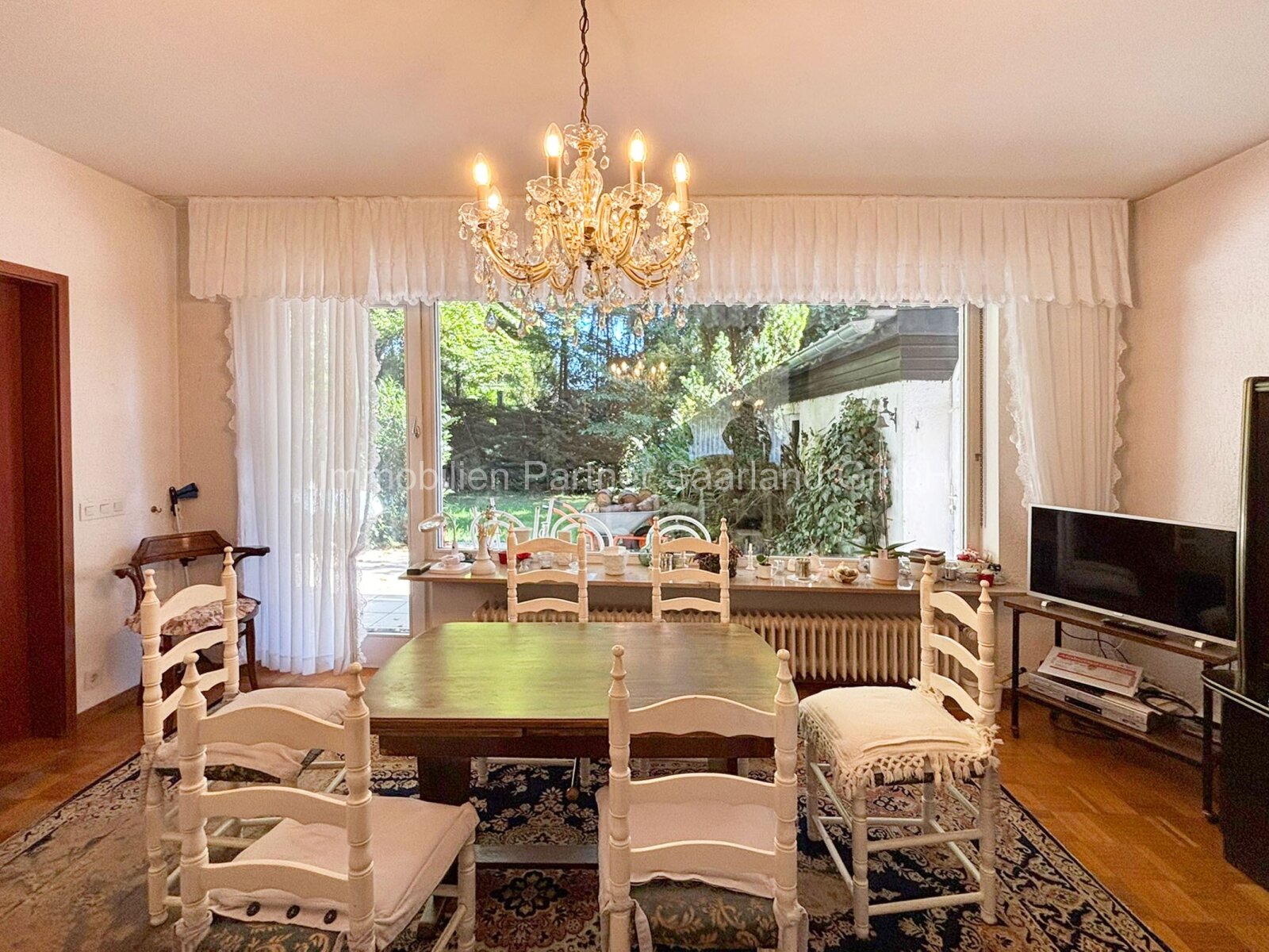 Esszimmer mit Zugang zur Terrasse und Garten Erdgeschoss