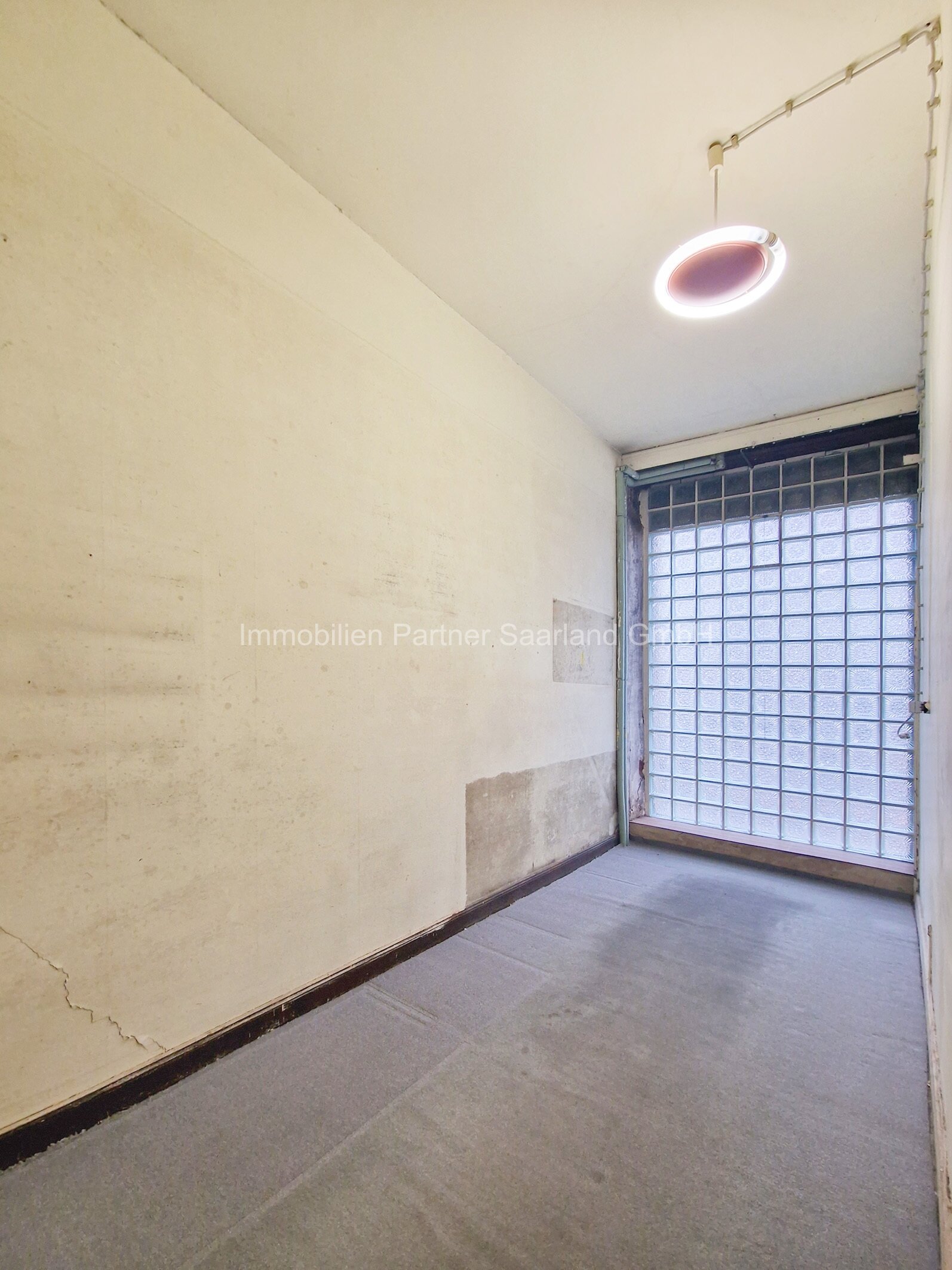 Ehemaliges Ladenlokal mit direktem Zugang von der Straße EG