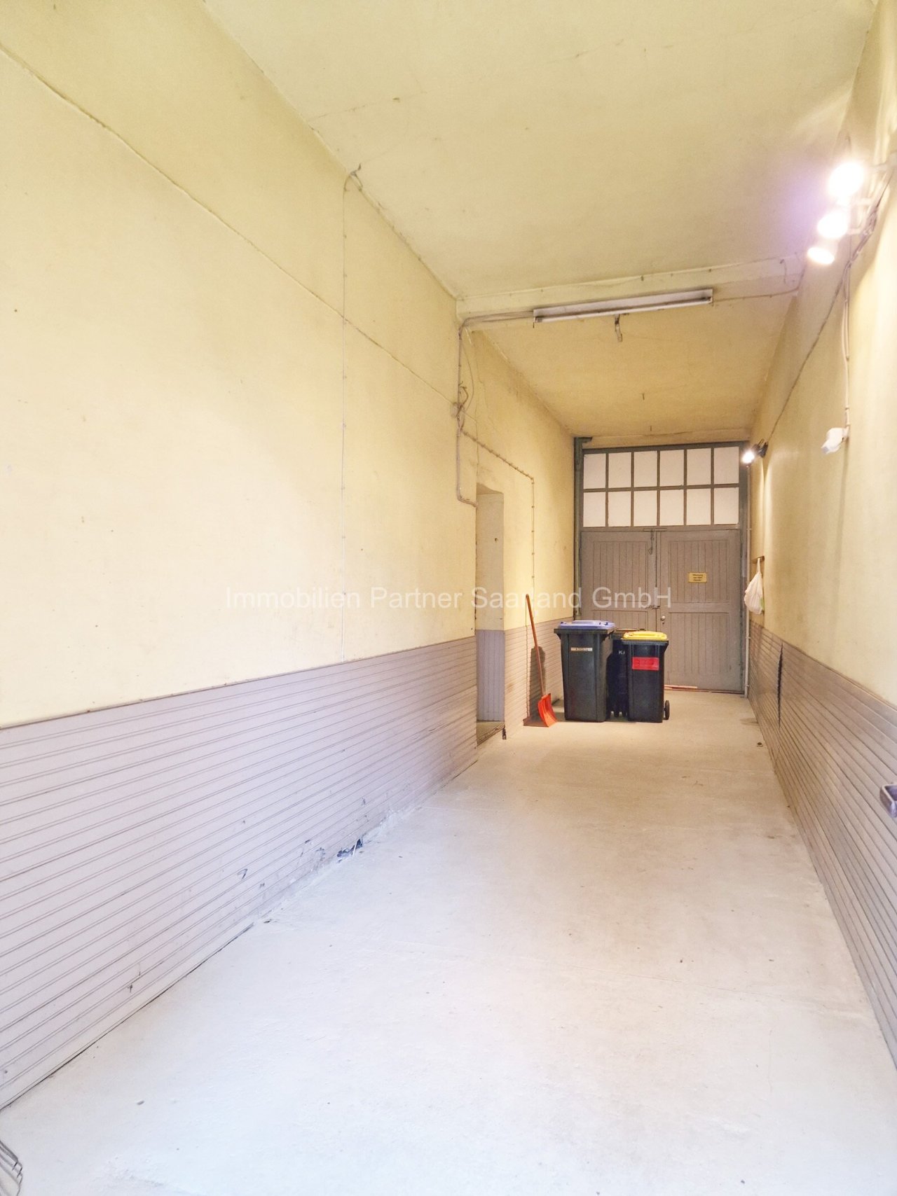 Garage mit Zugang zum Haus und Durchfahrt Terrasse/Garten