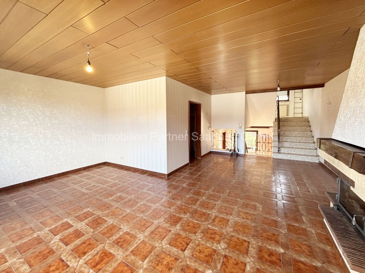 Wohnbereich mit Zugang zum Balkon EG