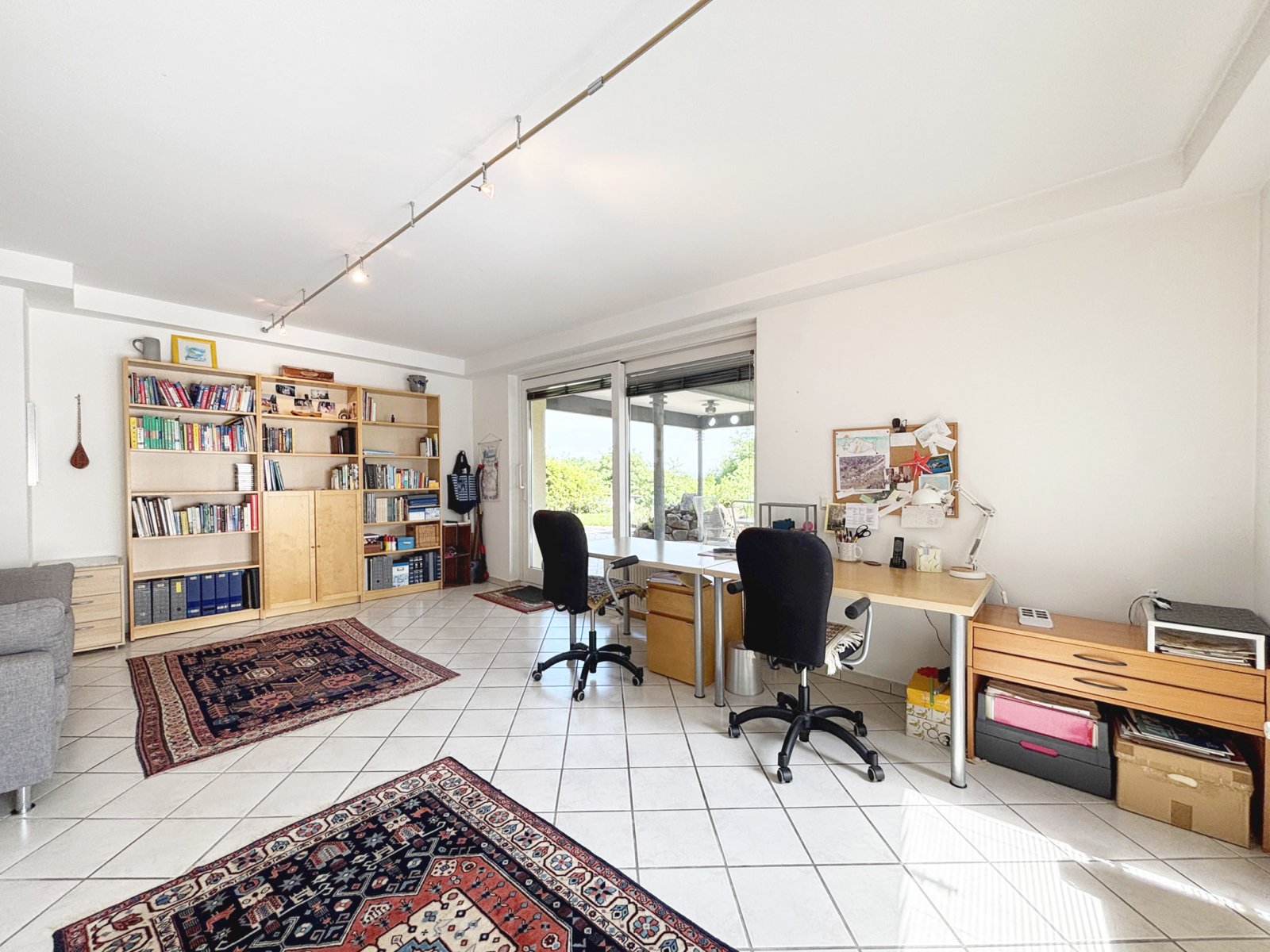 Zimmer mit Zugang zur Terrasse und Garten Untergeschoss