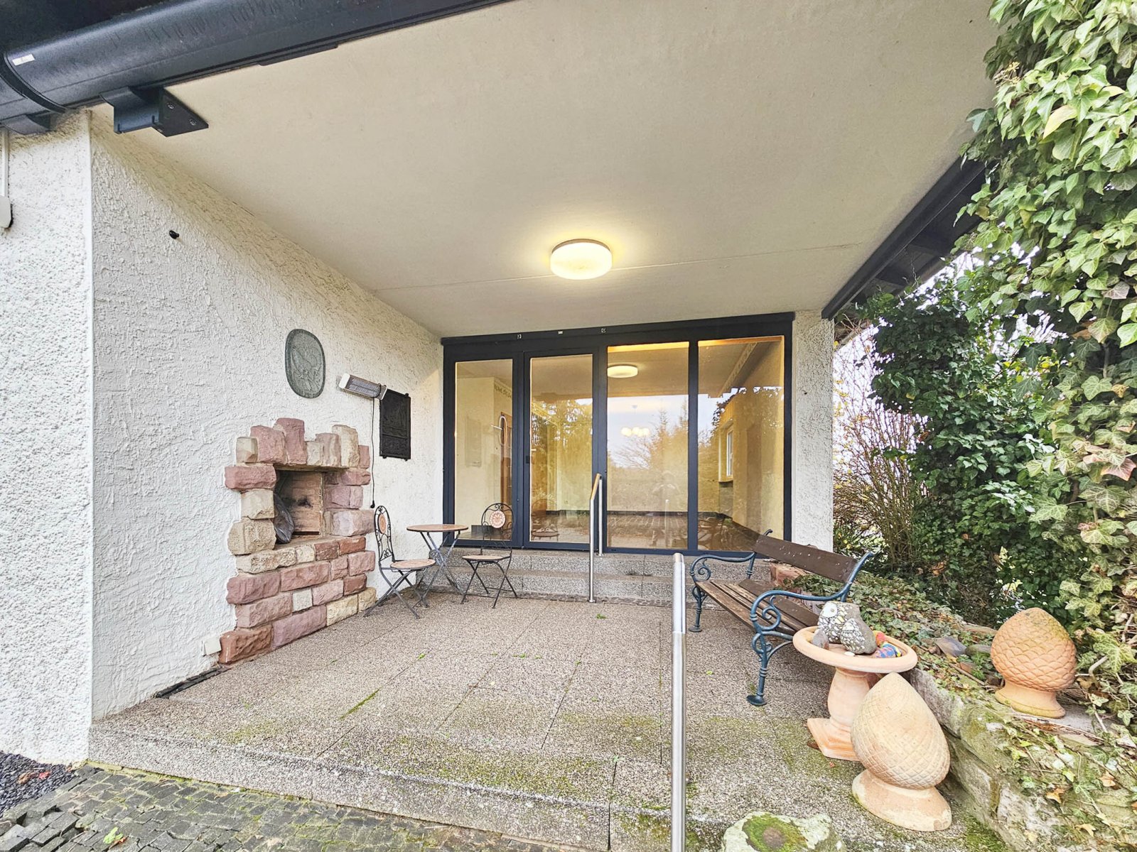 Kleine Terrasse mit Kamin
