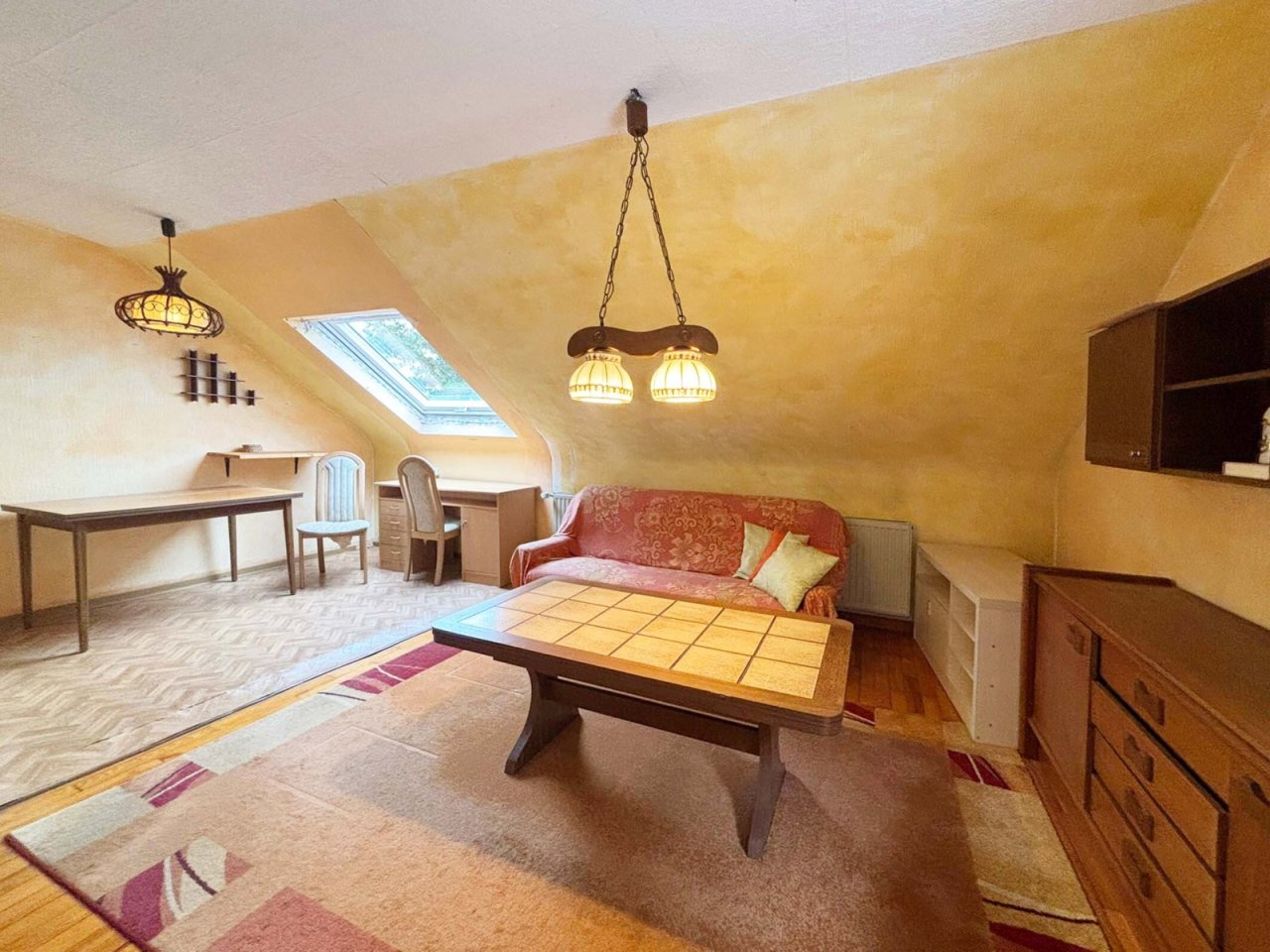 Wohnzimmer mit Zugang zum Balkon OG