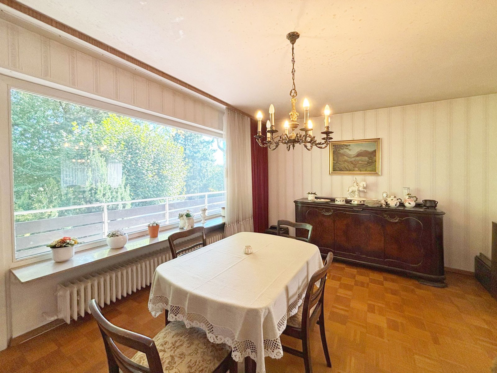 Essbereich mit Zugang zum Balkon OG