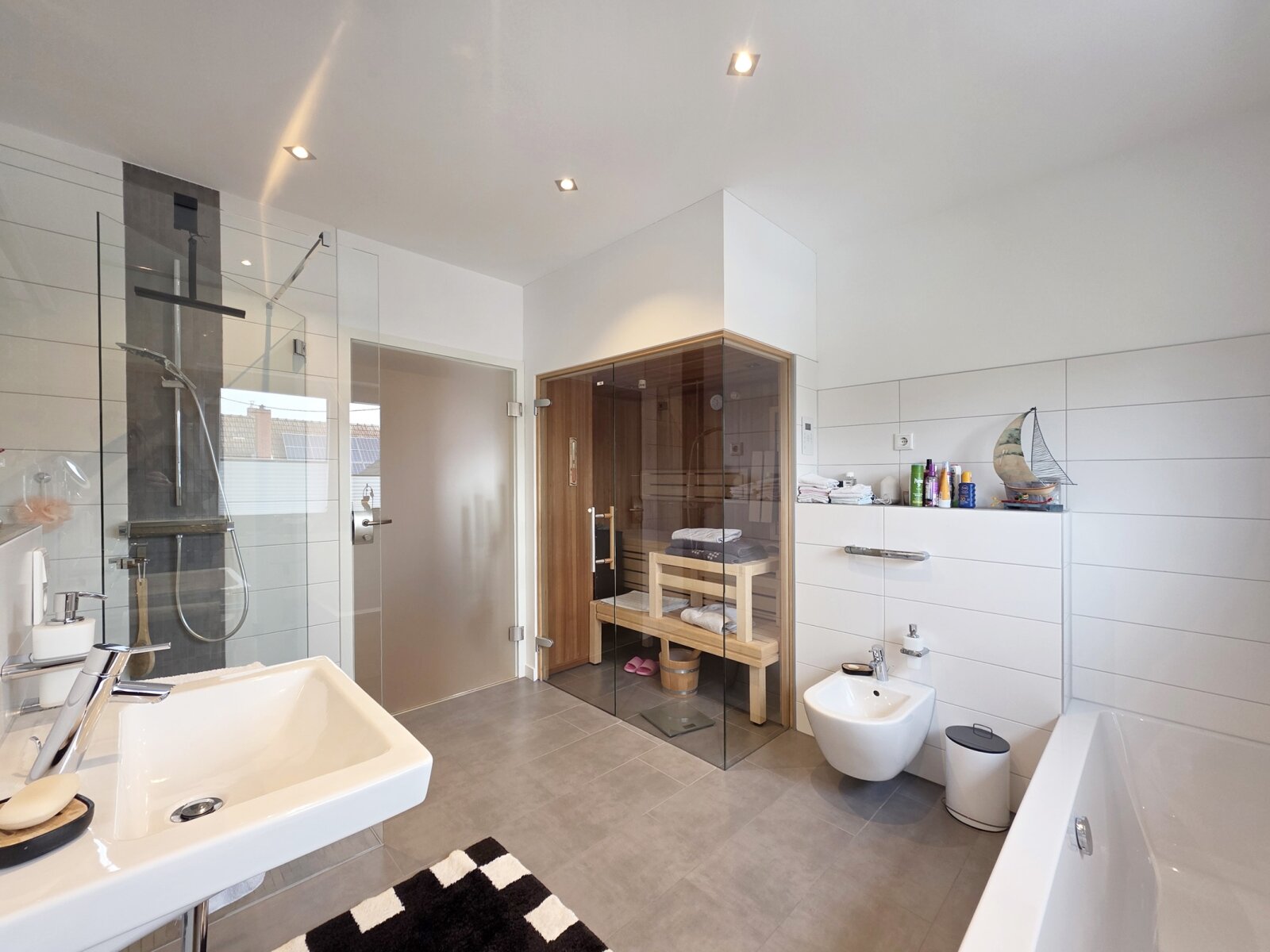 *verkauft* Exklusive Penthouse-Wohnung in Wallerfangen (1) — Badezimmer