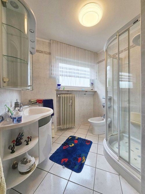 Reihenmittelhaus mit 2 Wohneinheiten in Toplage (2) — Badezimmer EG