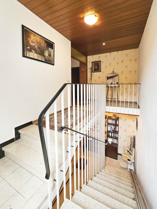 Reihenmittelhaus mit 2 Wohneinheiten in Toplage (2) — Treppenaufgang OG