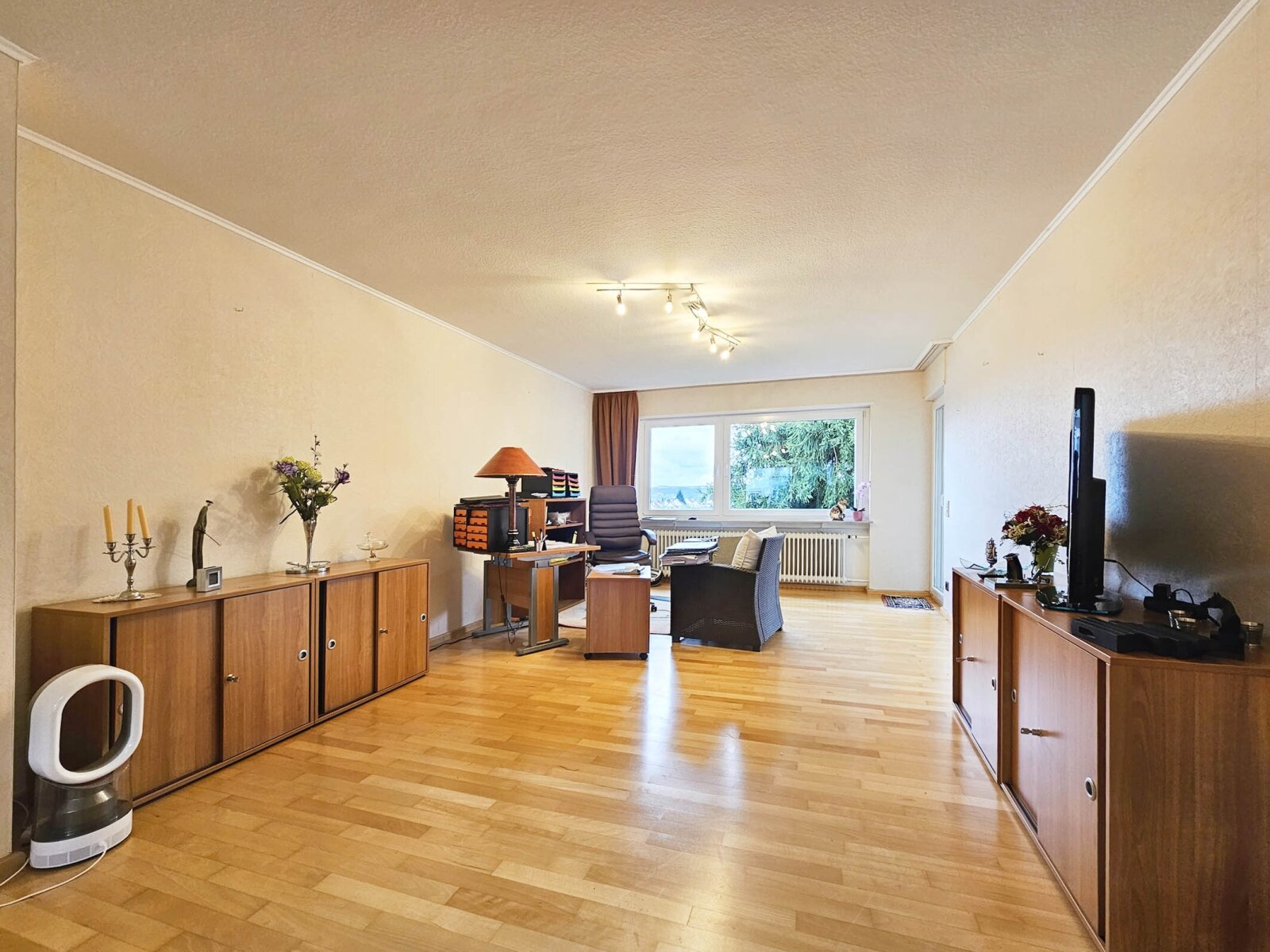 Reihenmittelhaus mit 2 Wohneinheiten in Toplage (2) — Wohnbereich mit Zugang zum Balkon