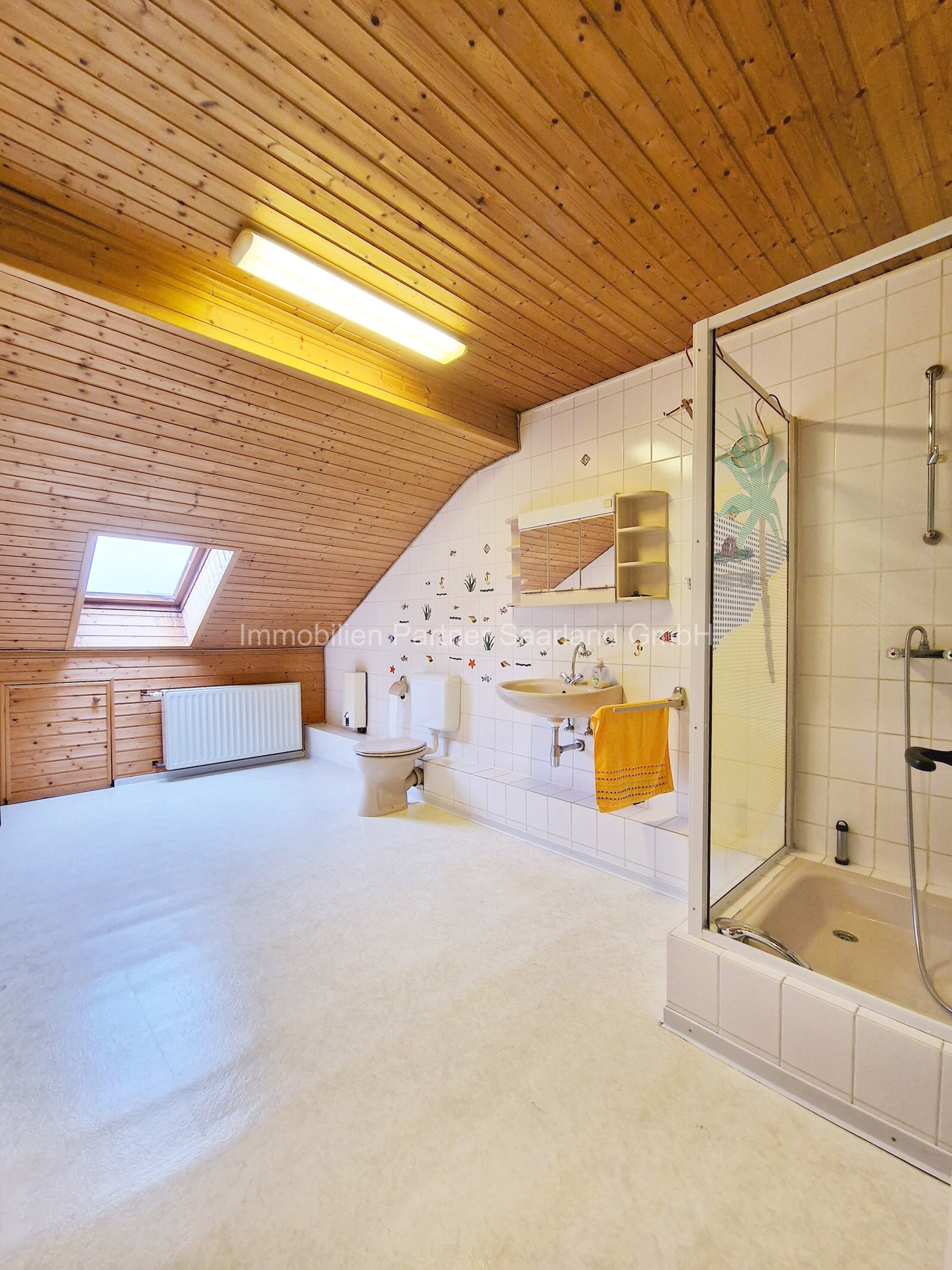 Renovierungsbedürftiges Reihenmittelhaus in VK (13) — Badezimmer DG