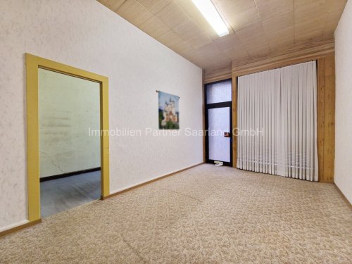 Renovierungsbedürftiges Reihenmittelhaus in VK (13) — Ehemaliges Ladenlokal mit direktem Zugang von der Straße EG