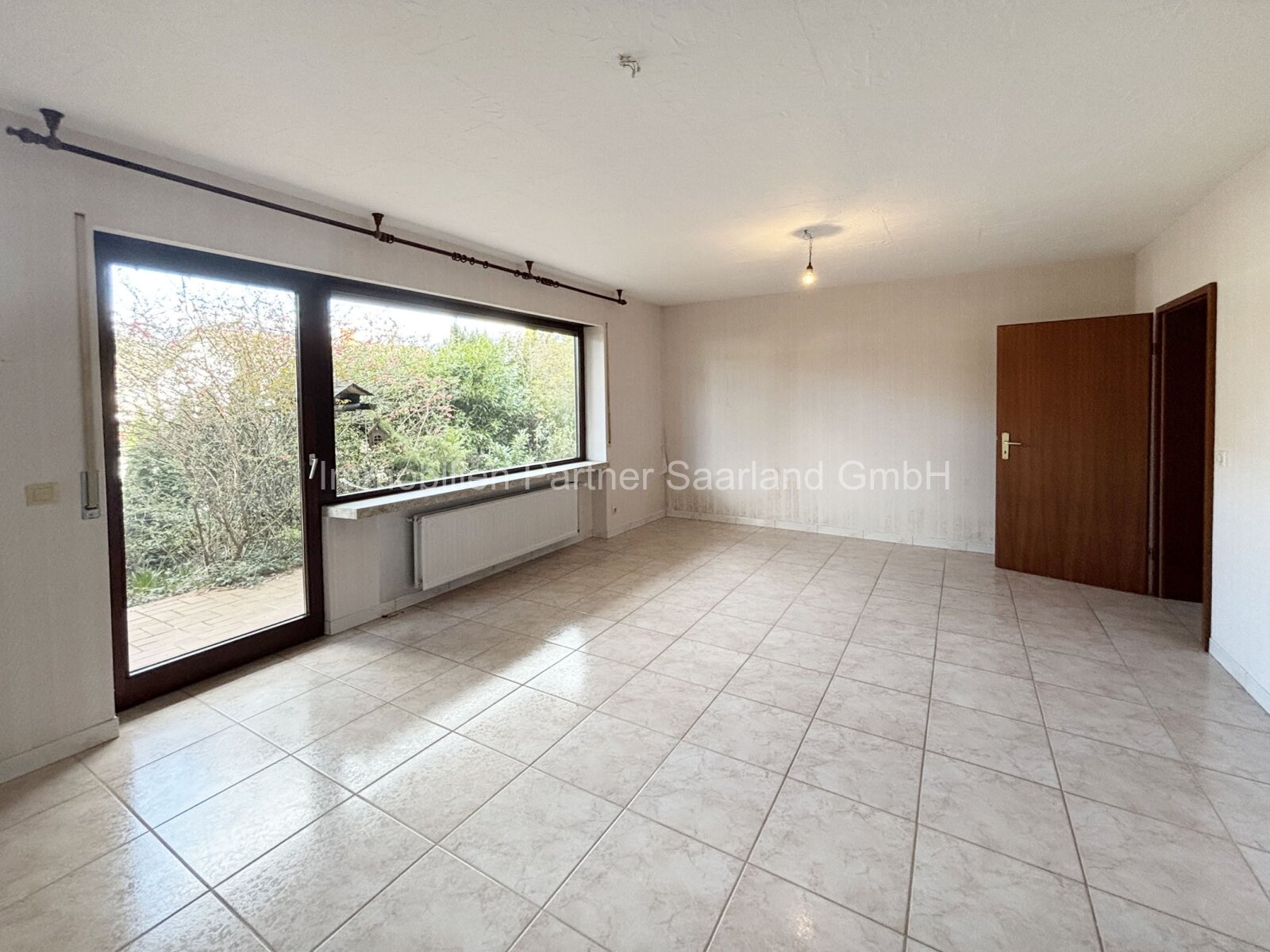 *neuer Preis* Einfamilienhaus mit ELW in Lebach (14) — Wohnbereich mit Zugang zur Terrasse und Garten ELW