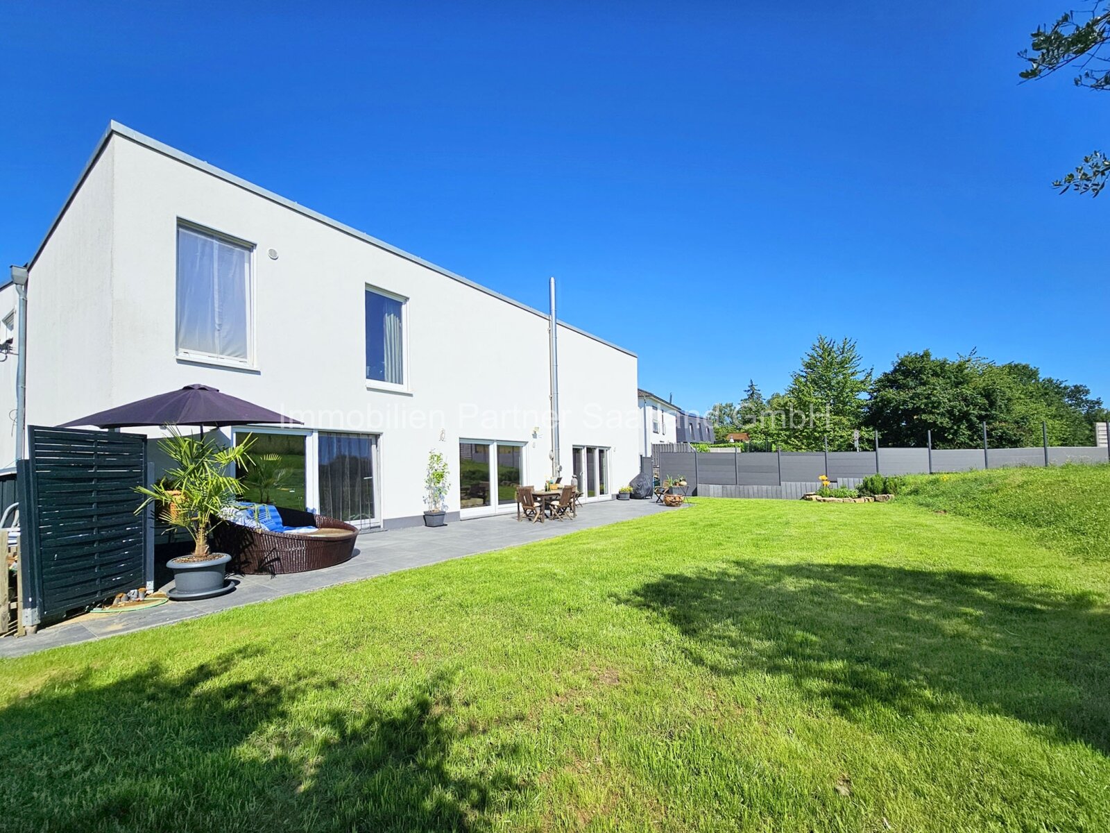 Traumhaus nahe luxemburgischer Grenze (15) — Garten und Rückansicht