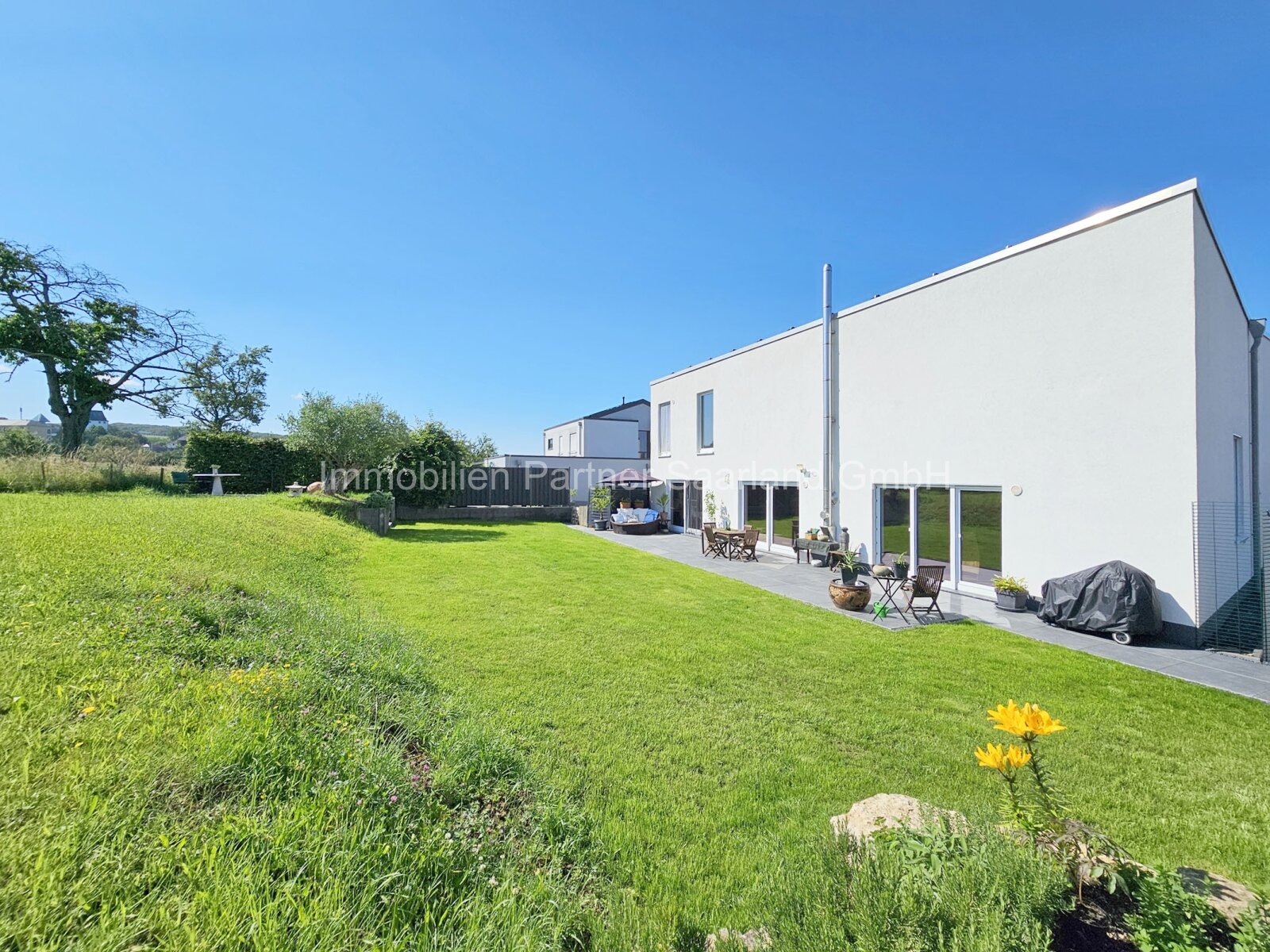 Traumhaus nahe luxemburgischer Grenze (15) — Garten und Rückansicht