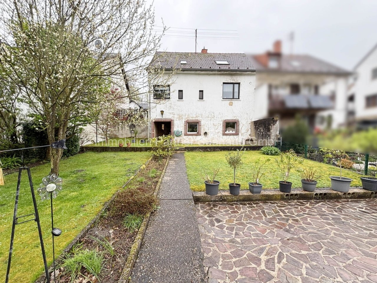 Einfamilienhaus in Schwalbach (16) — Rückansicht und Garten