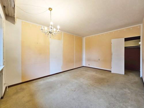 *verkauft* Großzügiger Bungalow in ruhiger Lage von Lebach-Eidenborn (3) — Zimmer mit Ankleidebereich