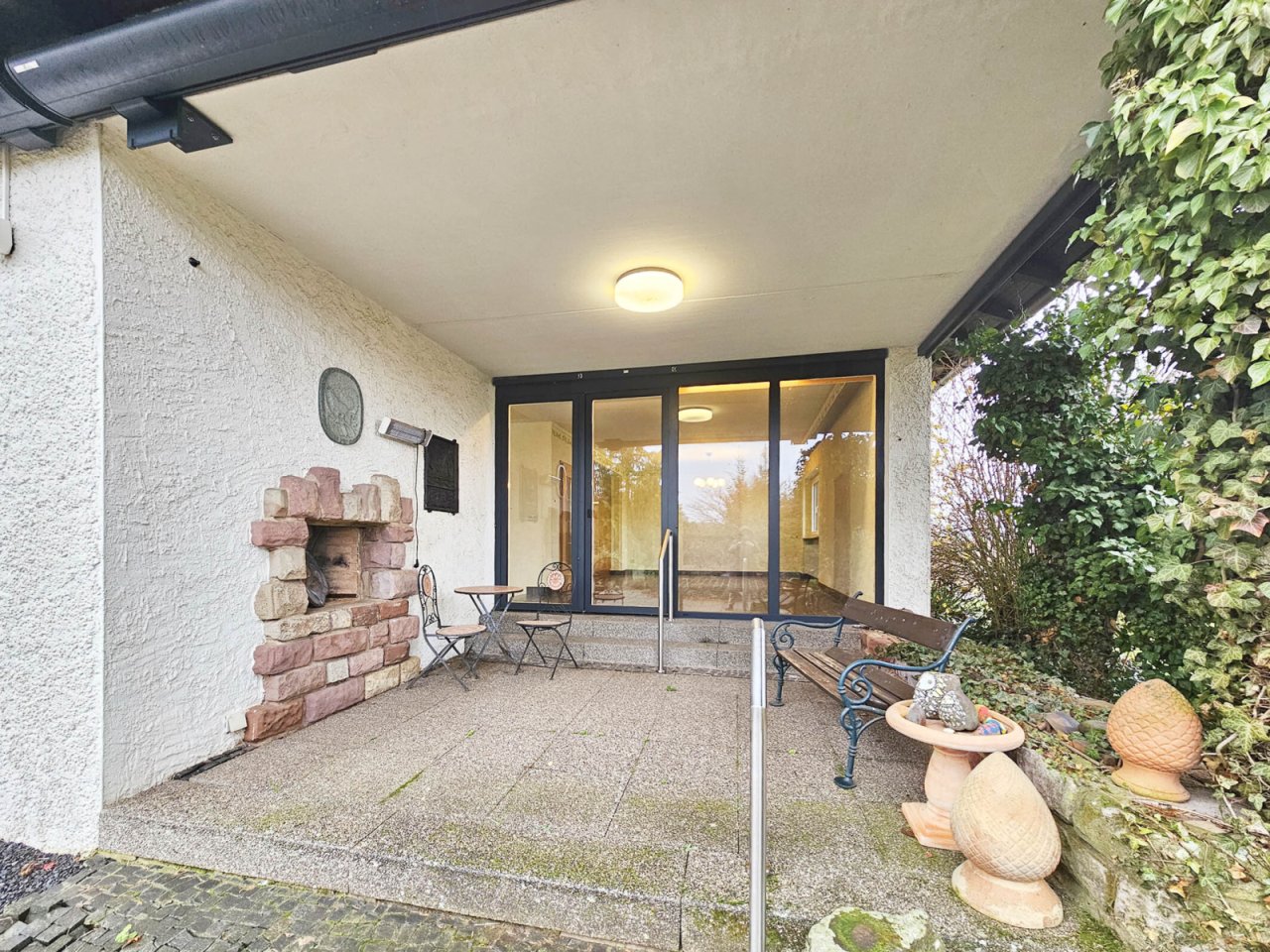 *verkauft* Großzügiger Bungalow in ruhiger Lage von Lebach-Eidenborn (3) — Kleine Terrasse mit Kamin