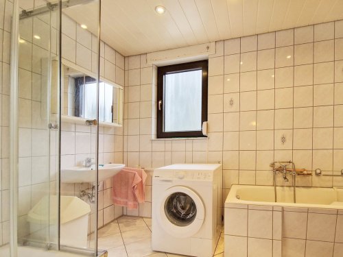 Top Gelegenheit! Wohn-/ Geschäftshaus plus Nebengebäude (12) — Badezimmer Erdgeschoss