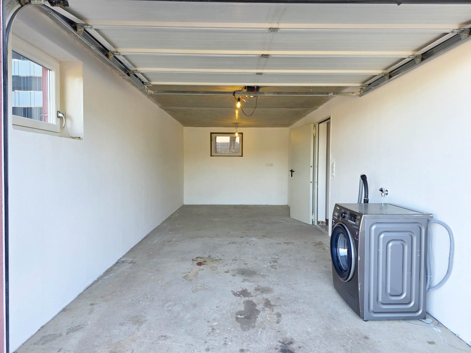 Freistehendes Einfamilienhaus in Auersmacher (27) — Garage mit Zugang zum Haus Untergeschoss